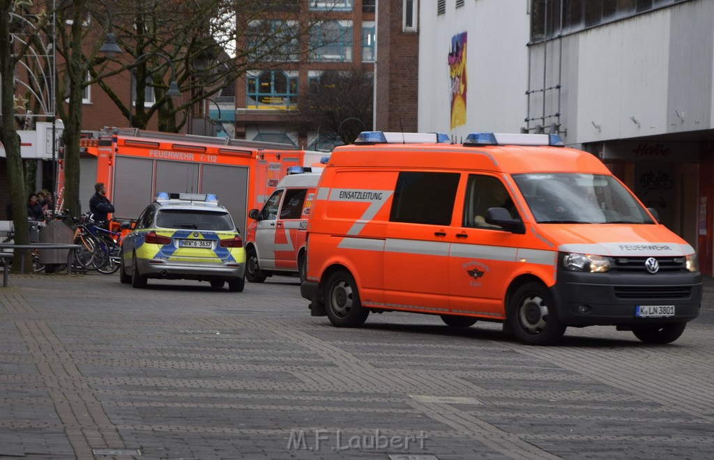 Einsatz BF Koeln Messerstecherei Koeln Porz Josefstr P04.JPG - Miklos Laubert